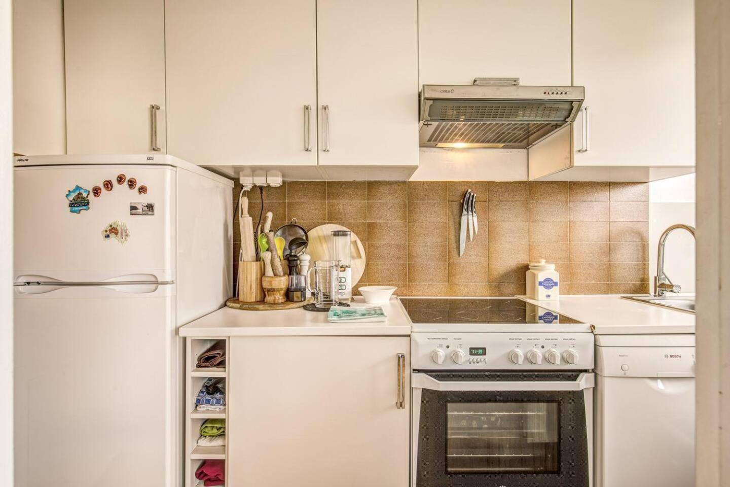 Rue Saint-maur 1-bed Balcony And View